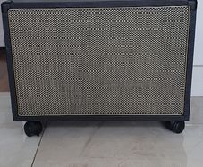 speaker cabinet  12 inch speaker.      Marshall.     Celestion  ,