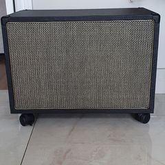 speaker cabinet  12 inch speaker.      Marshall.     Celestion  ,