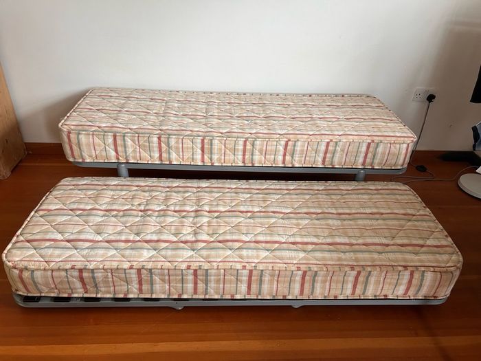 small single bed/ cabin size 179cms x 62,5 x 16cms) (5 feet 11 x 2 feet 05 x 6'3 inches)