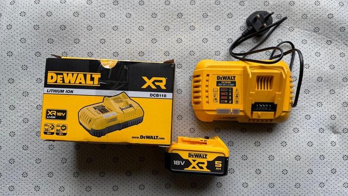 DeWalt 18V Fast Charger and 1 Battery 18V