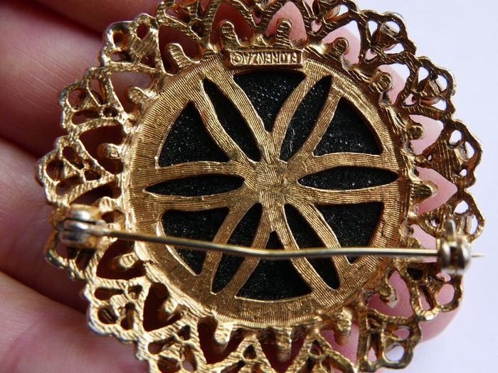 Antique Beautiful Florenza Goldtone Gilt Jet Art Brooch Pin