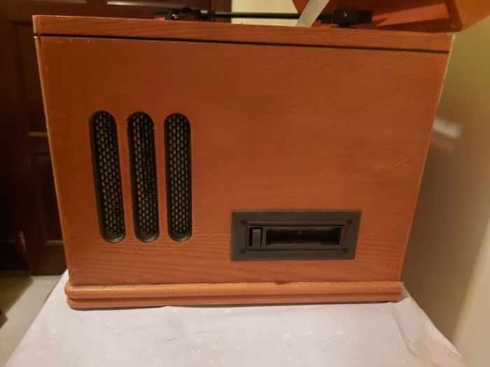 Replica vintage music system, 3 CD changer, Radio, Tape and Phono (Record Player) in lovely wooden Box Model Cl-1018, in very good condition