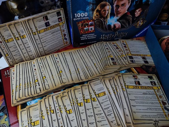 Pictopia ! Harry Potter Edition ! The Ultimate Picture-Trivia Family Game ! Includes Fantastic Books ! by Ravensburger !