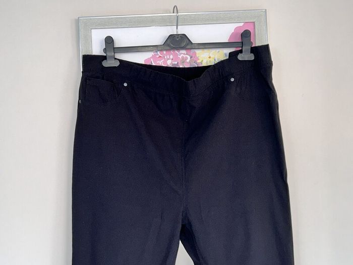 Ladies Black Cropped Trousers from Yours. UK 20 / EU 48cm