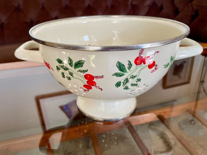 Vintage Pretty Rayware Metal Kitchen Sieve Enamelware Drainer
