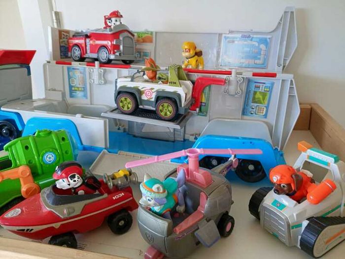 Paw Patrol Transporter Truck  Vehicles & Figures Bundle