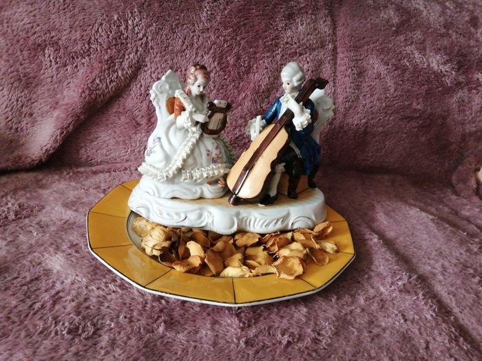 Huge and heavy porcelain Figurine