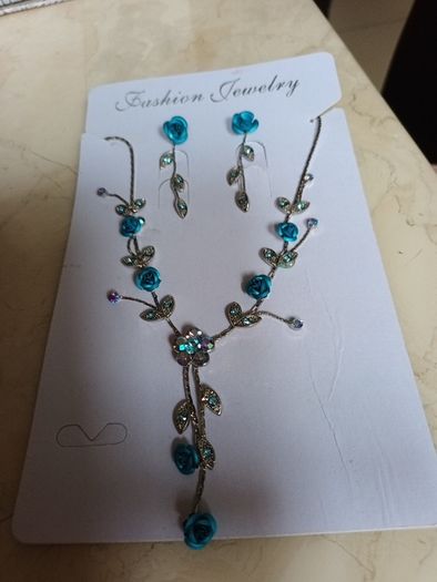 Costume  Necklace & Matching  Earrings.  Length  - 10"