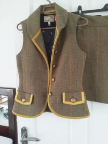 ladies suit jacketbJoules 100perecent wool. Sell as set or separate. jacket 70euro. Skirt 30