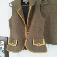 ladies suit jacketbJoules 100perecent wool. Sell as set or separate. jacket 70euro. Skirt 30