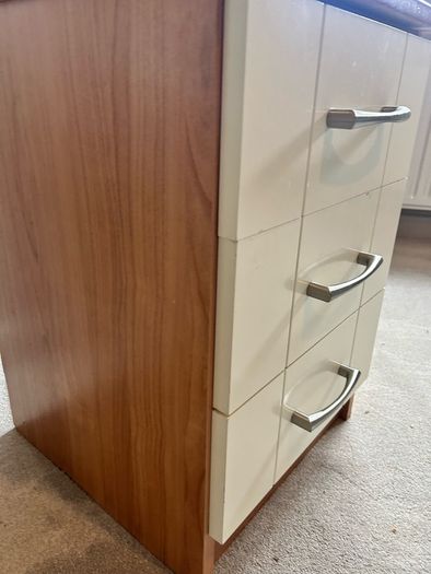 2 bedside lockers