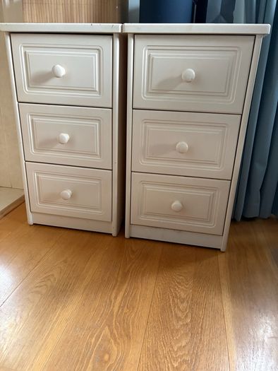 bedroom 2 lockers , dressing table and book case