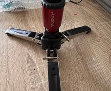 Tripod base for monopod