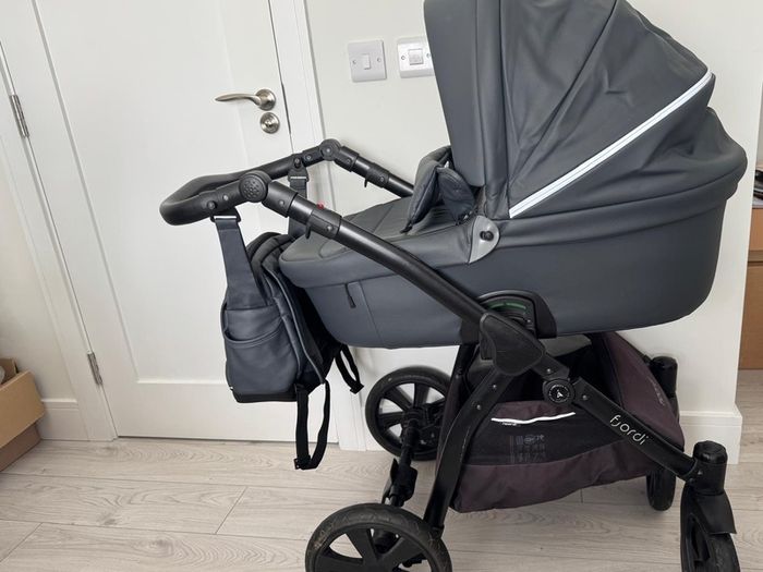Premium Noordi Fjordi Leather 3-in-1 Pram & Car Seat (Plum) + Car Extras