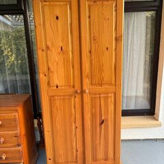 Wardrobe and chest drawers