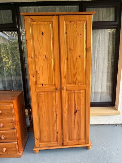 Wardrobe and chest drawers