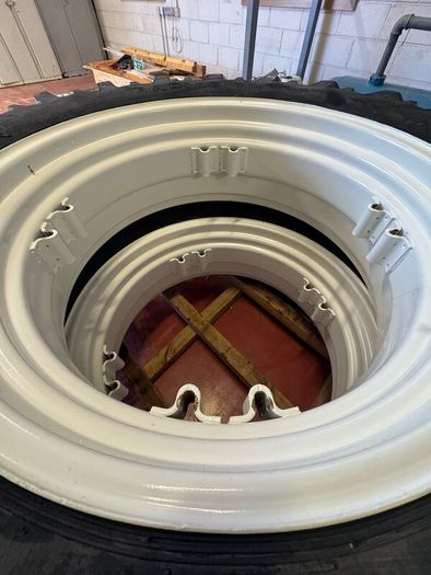 Ford rims 13.6/28 with Firestone Tyres