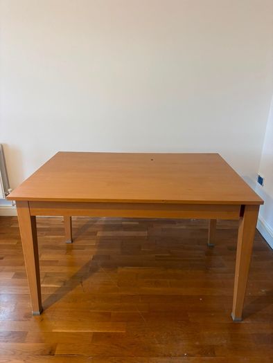 Extendable dining table