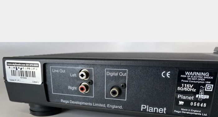 Mega Rare 1st edition Rega Planet CD Player Audiophile Quality one of the greatest Analog Sounding players ever made in great condition with original Remote Stunning