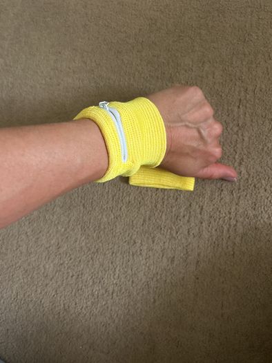 2x wrist pockets