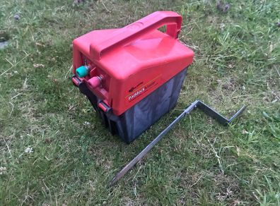 Battery powered fencer
