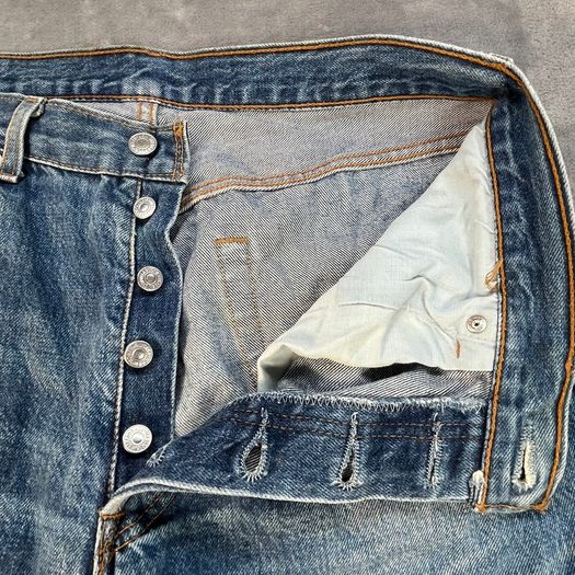 Levis 501 Vintage Made in UK W33 L32 Light Wash Blue Jeans 90s - Distressed