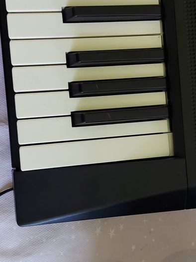 YAMAHA PSR-F51 61 key Keyboard, working perfect and in like new condition, comes with power adaptor