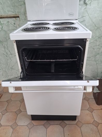Free standing oven