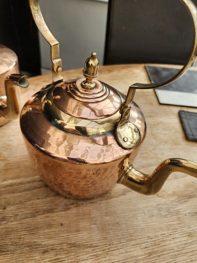 Two antique polished kettles in brass and copper. Stunning.