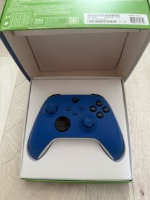 2 xbox controllers