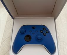 2 xbox controllers