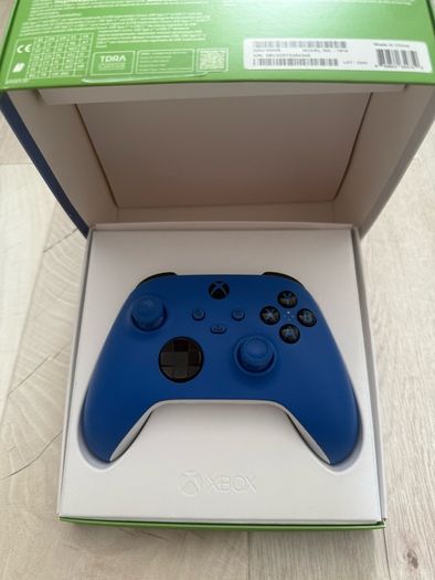 2 xbox controllers