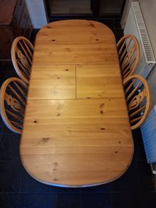 Extendable table & 4 chairs