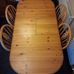 Extendable table & 4 chairs