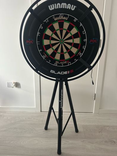 Winmau Blade 6 Dart board, surround and light set