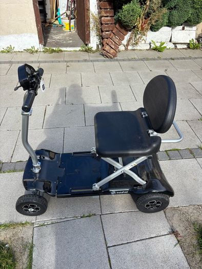 Electric folding mobility scooter