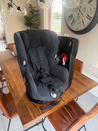 Maxi Cosi car seat 9-18kg (covers washed) x2