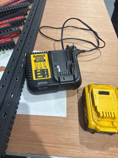batteries and charger dewalt 5.0Ah