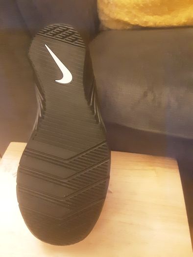 Trainer's ... ODDMENT  .... ONE Right Foot NIKE Metcon 5 White Black . . (Not a Joke) .. Size: 8.5 UK .. 43 EU .. Price Drop