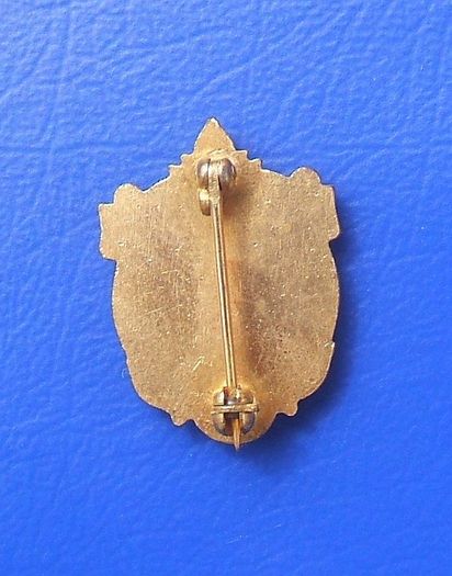200 CLUB (ten-pin bowing) - award or prize badge for scoring a 200 in a game