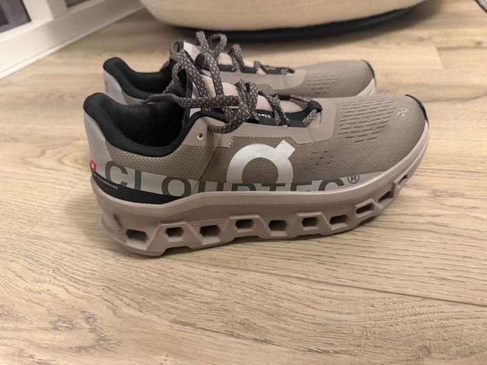 On Cloud Cloudmonster Grey