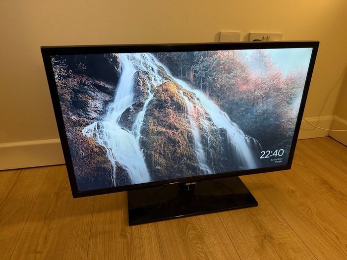 Samsung 32-Inch HD TV (Google Chromecast)