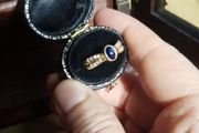 18 ct gold ring with Sapphire stone and 16 brilliant cut diamonds