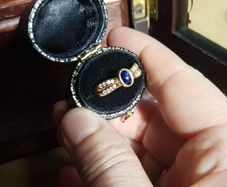 18 ct gold ring with  Natural Blue Sapphire stone and 16 brilliant cut diamonds