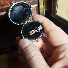 18 ct gold ring with Sapphire stone and 16 brilliant cut diamonds