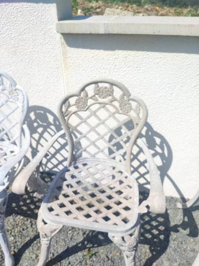 garden table and chairs