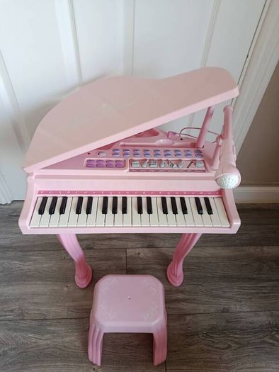 Girl's piano