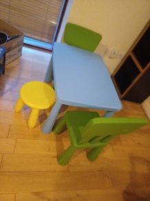kids table and chairs