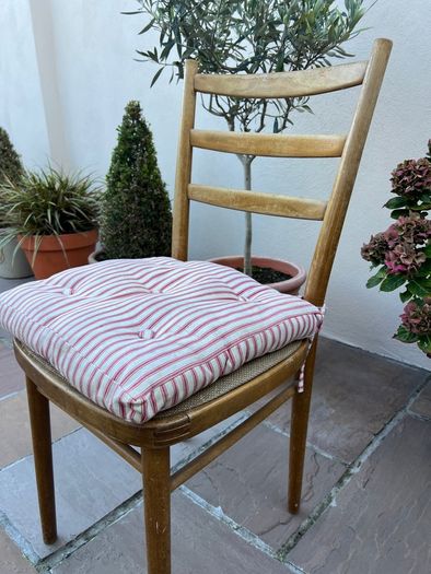 chair with seat pad