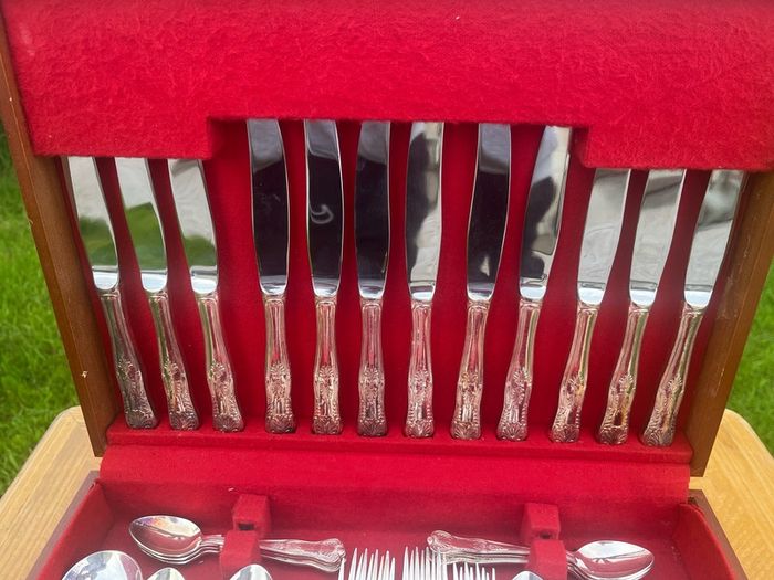 44 piece cutlery set